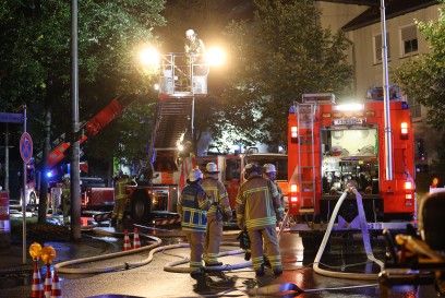 Esslingen a.N.: Dachstuhl steht in Vollbrand. Mehrfamilienhaus unbewohnbar