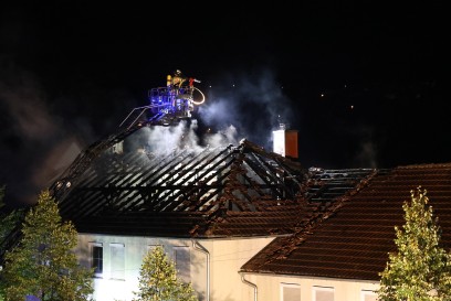 Esslingen a.N.: Dachstuhl steht in Vollbrand. Mehrfamilienhaus unbewohnbar