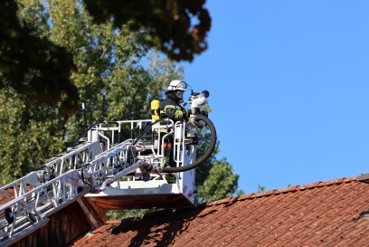 Hattenhofen: Erneuter Dachstuhlbrand. Feuerwehren Hattenhofen, Schlierbach und Uhingen ruecken aus.