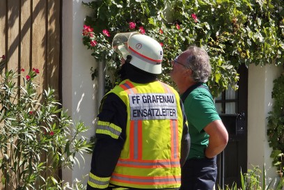Grafenau-Doeffingen: Dehnfugenbrand zwischen zwei Einfamilienhaeuser ruft die Feuerwehr auf den Plan