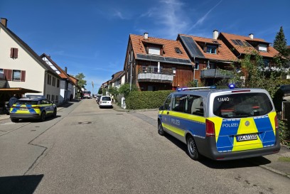 Grafenau-Doeffingen: Dehnfugenbrand zwischen zwei Einfamilienhaeuser ruft die Feuerwehr auf den Plan