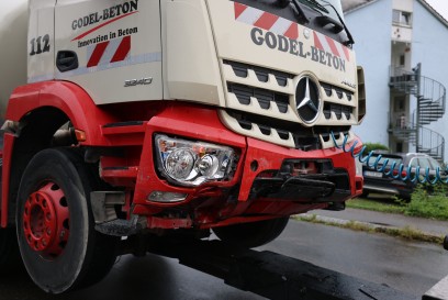 Plochingen: PKW und Betonmischer prallen frontal zusammen. 