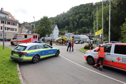 Geislingen: Mann wird von Zug erfasst und schwer verletzt. B10 muss fuer Rettungshubschrauber gesperrt werden