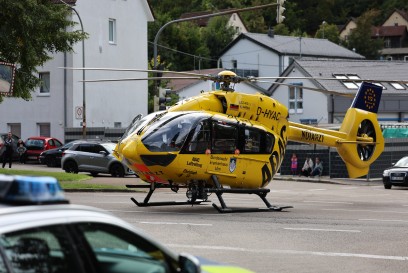 Geislingen: Mann wird von Zug erfasst und schwer verletzt. B10 muss fuer Rettungshubschrauber gesperrt werden