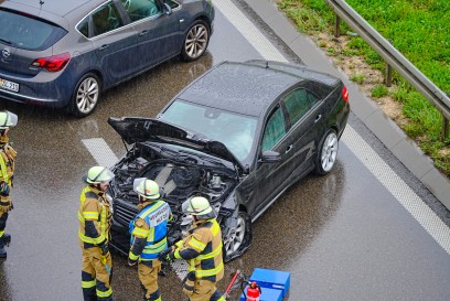 Wendlingen:  Unfall auf der A8 bei Wendlingen – Stau nach Pkw-Kollision 