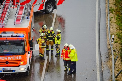 Wendlingen:  Unfall auf der A8 bei Wendlingen – Stau nach Pkw-Kollision 