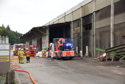 Denkendorf: Fassade von Lagerhalle in Brand geraten