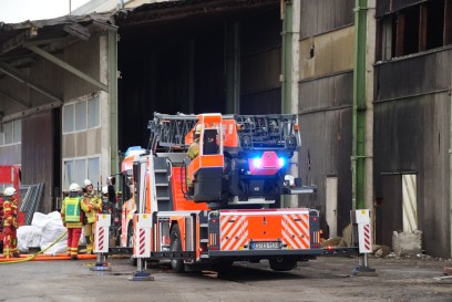 Denkendorf: Fassade von Lagerhalle in Brand geraten