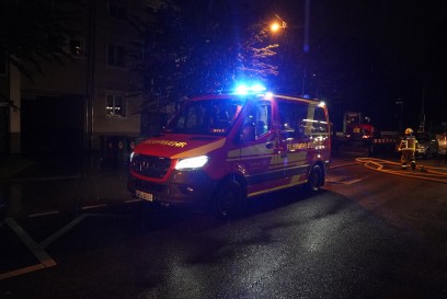 Stuttgart: Dauerregen laesst Baustelle und Keller Ueberlaufen - Feuerwehr im Einsatz