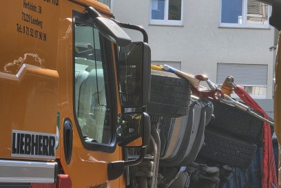 Stuttgart: LKW kippt um - Fahrer Verletzt