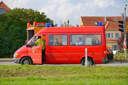 Dettingen: B465 PKW faengt waehrend der Fahrt Feuer 