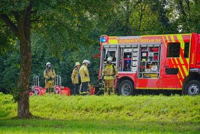 Dettingen: B465 PKW faengt waehrend der Fahrt Feuer 