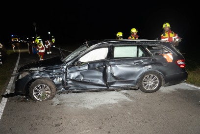 Ehningen: Mercedes kommt von der Fahrbahn ab und ueberschlaegt sich