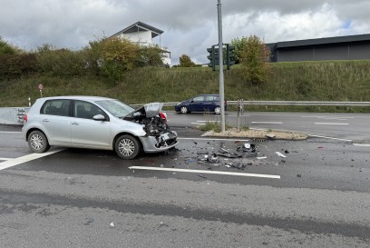 Holzgerlingen: Unachtsamkeit fuer vermutlich zu Heftigem Auffahrunfall auf B464