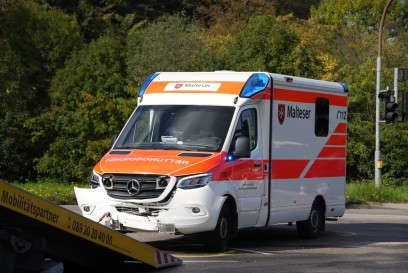 Esslingen: Rettungswagen kollidiert an Kreuzung mit einem Auto