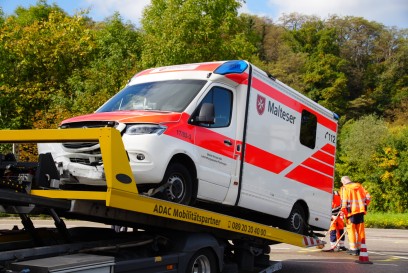 Esslingen: Rettungswagen kollidiert an Kreuzung mit einem Auto