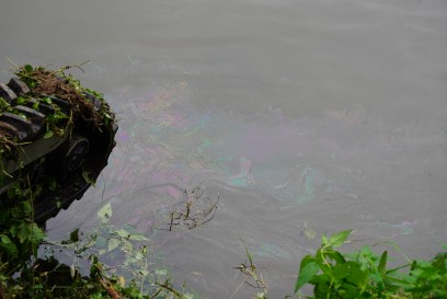 Waiblingen: Maschine rutscht in die Rems – Feuerwehr verhindert Oelaustritt