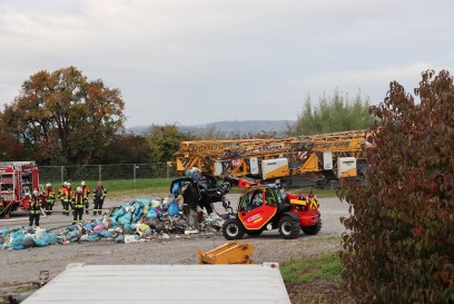 Herrenberg-Gueltstein: Ladung von Muellfahrzeug brennt - Fahrer reagiert Geistesgegenwaertig