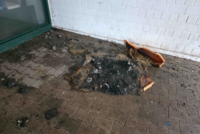 Sindelfingen-Hinterweil: Vier Jugendliche mit Rauchgasvergiftung nach Brand von groeserem Muelleimer an der Schule