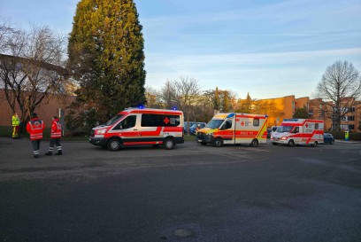 Sindelfingen-Hinterweil: Vier Jugendliche mit Rauchgasvergiftung nach Brand von groeserem Muelleimer an der Schule