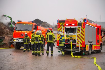 Kirchheim: Brand eines Holzhackschnitzel haufens - mehrere Abteilungen im Einsatz 