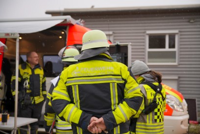 Kirchheim: Brand eines Holzhackschnitzel haufens - mehrere Abteilungen im Einsatz 