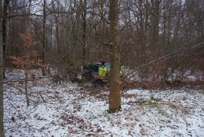 Leonberg-Warmbronn: Auto geraet auf schneebedeckter Strasse von der Fahrbahn ab und landet im Wald