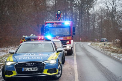Leonberg-Warmbronn: Auto geraet auf schneebedeckter Strasse von der Fahrbahn ab und landet im Wald