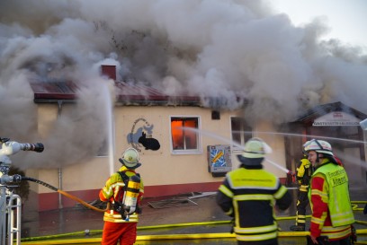 Altenriet: Gastataette im Vollbrand - Grosseinsatz