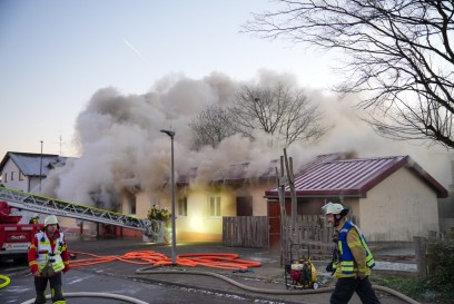 Altenriet: Gastataette im Vollbrand - Grosseinsatz