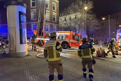Stuttgart: Brand im Dachbereich eines Mehrfamilienhausen - Flammen Bilder 
