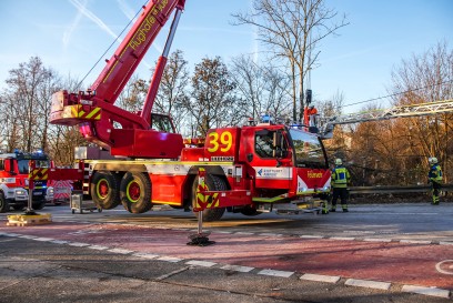 Notzingen: Jugendlicher kommt ohne Fuehrerschein von Strasse ab und verkeilt sich zwischen Baeumen - Rettungshubschrauber und Feuerwehrkran im Einsatz