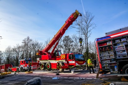 Notzingen: Jugendlicher kommt ohne Fuehrerschein von Strasse ab und verkeilt sich zwischen Baeumen - Rettungshubschrauber und Feuerwehrkran im Einsatz