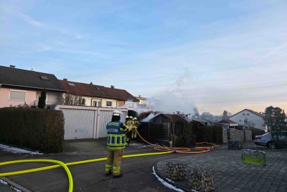 Sindelfingen: Muelleimerbrand greift auf Hecke und Schuppen ueber