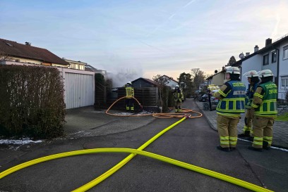 Sindelfingen: Muelleimerbrand greift auf Hecke und Schuppen ueber