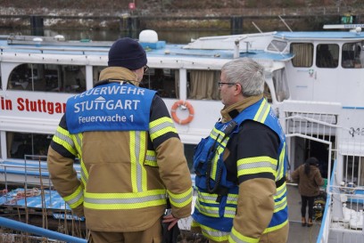 Stuttgart: Wassereinbruch in ein Schiff - Feuerwehr im Einsatz
