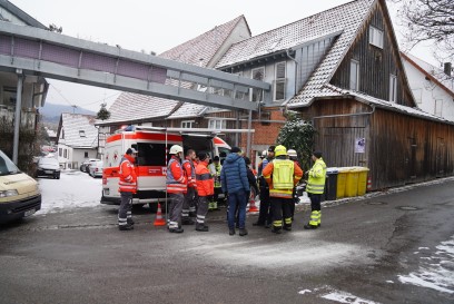 Oppenweiler: Grosseinsatz nach Treppeneinsturz - Feuerwehr und Rettungskraefte im EInsatz