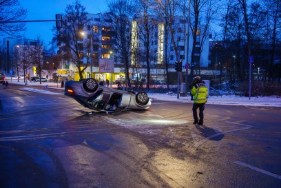 Stuttgart-Vaihingen: Mercedes rauemt Ampel und ueberschlaegt sich