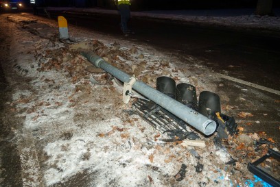 Stuttgart-Vaihingen: Mercedes rauemt Ampel und ueberschlaegt sich