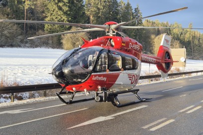 Moetzingen: Pkw Lenker nach Fontalzusammenstoss lebensgefaehrliche verletzt 