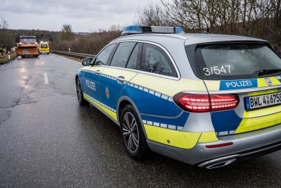 Weil im Schoenbuch: Linienbus kommt auf glatter Strasse von der Fahrbahn ab und hinterlaesst eine starke Verwuestung