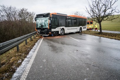 Weil im Schoenbuch: Linienbus kommt auf glatter Strasse von der Fahrbahn ab und hinterlaesst eine starke Verwuestung