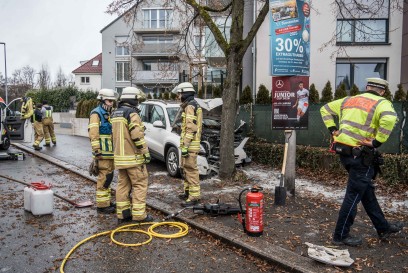 Sindelfingen: PKW kracht gegen Stromkasten und Baum - Fahrer verstirbt im Krankenhaus 