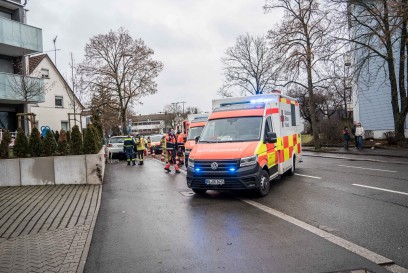 Sindelfingen: PKW kracht gegen Stromkasten und Baum - Fahrer verstirbt im Krankenhaus 