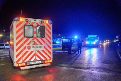 Neuhausen: Kreuzungscrash fordert fuenf Verletzte - Strasse gesperrt 