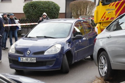 Wernau: PKW kommt von Strasse ab und landet auf Stromverteilerkasten