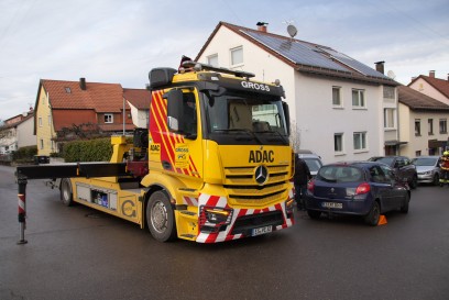 Wernau: PKW kommt von Strasse ab und landet auf Stromverteilerkasten