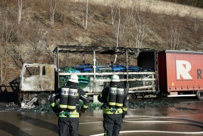 Aichelberg: LKW brennt auf Autobahn - Vollsperrung 