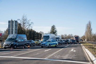 Sindelfingen: VW und Dacia krachen an Ampel in einander
