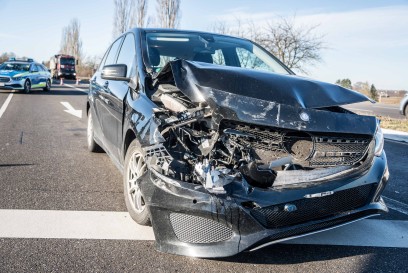 Sindelfingen: VW und Dacia krachen an Ampel in einander